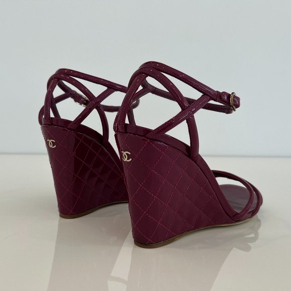 CHANEL FUSHIA PATENT LEATHER WEDGE SANDALS SIZE IT 38 / US 8 - Picture 11 of 16
